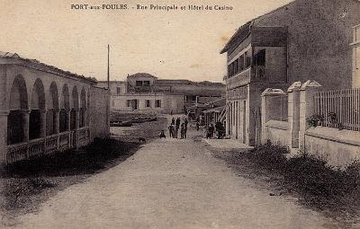 Port-Aux-Poules-RuePrincipale-HotelCasino